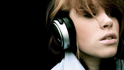 Headphones-Blonde-Woman