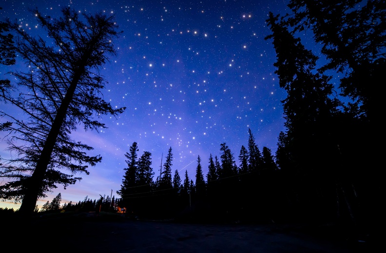 537717_blue_night_sky_roche_lake_provincial_park_kamloops_5549x3650_(www.GdeFon.ru).jpg